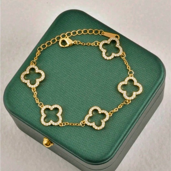 Jewelry - Elegant Gold Flower Bracelet